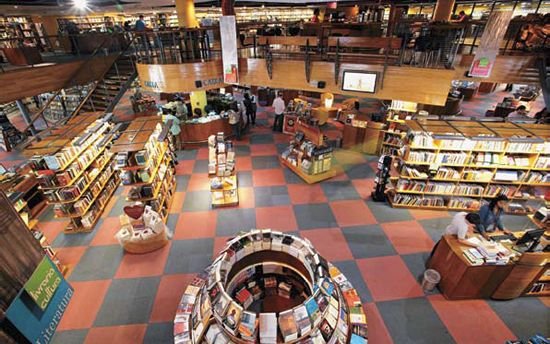disposicao-de-livros-na-livraria